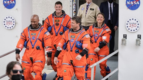 Los astronautas de Artemis II llegan a la plataforma de lanzamiento en Florida