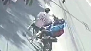 Video: Motochorros roban el celular a un adolescente en Asunción