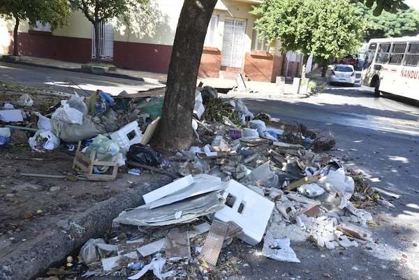 Semana Santa: Asunción de Luis Bello está vacía, pero sucia - Nacionales - ABC Color