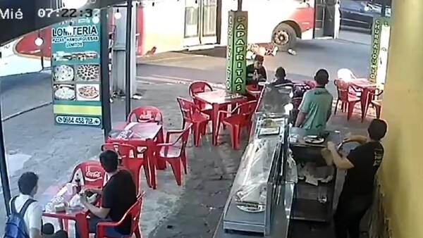 Video: Un motociclista sobrevive tras quedar bajo la rueda de un colectivo en Ñemby