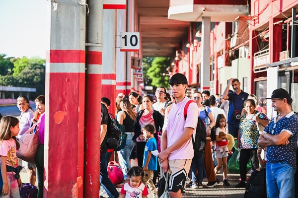 Intenso movimiento de viajeros en la Estación de Buses por Semana Santa - ADN Digital