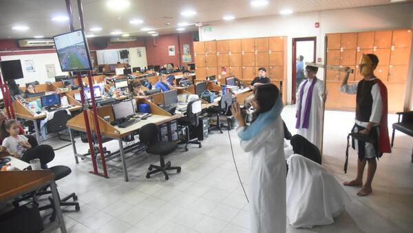 Alumnos invitan a reflexionar con recreación de Vía Crucis