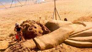 Carmen del Paraná: Majestuosa escultura en arena de Jesucristo