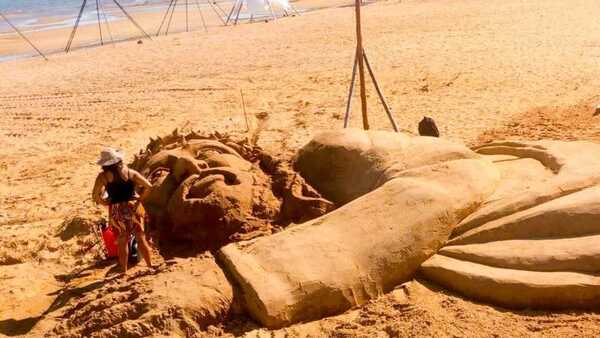 Carmen del Paraná: Majestuosa escultura en arena de Jesucristo