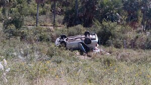 Una embarazada vuelca con su vehículo al tratar de esquivar a un aguara'i en Alberdi