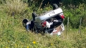 Aguara’i dejó un auto con las cuatro ruedas hacia arriba