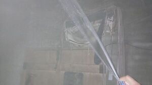 Vecinos actúan rápido, rompen la puerta y salvan a mujer de 54 años atrapada entre las llamas