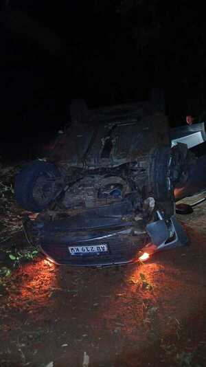 Persecución policial termina con el vuelco y recuperación de una camioneta hurtada