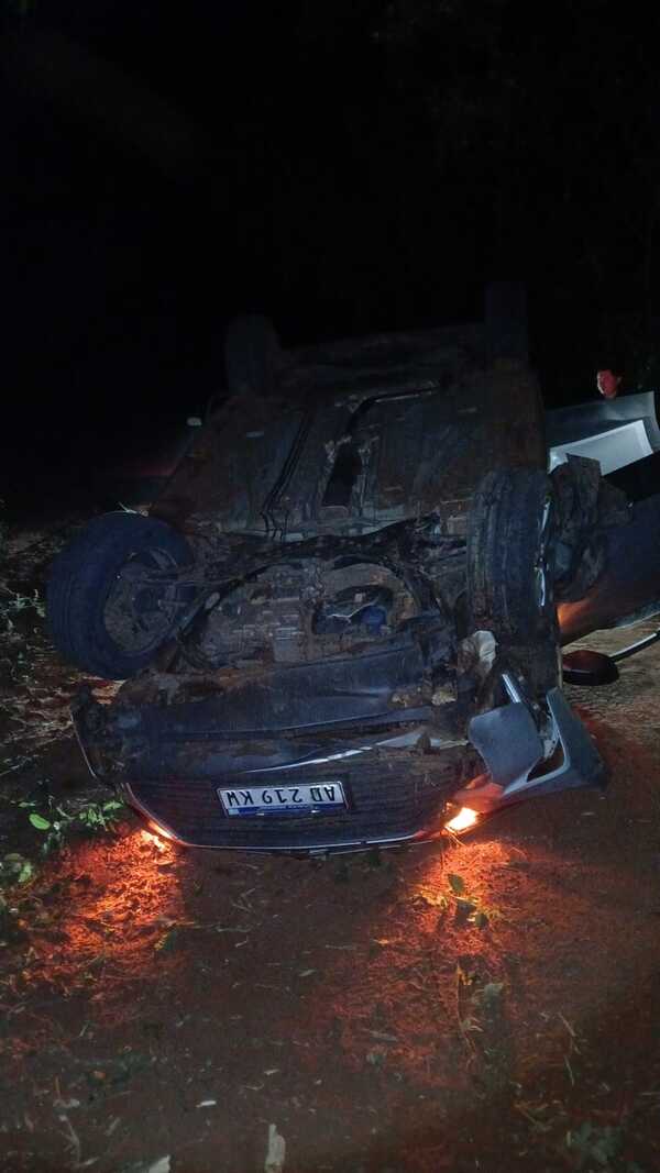 Persecución policial termina con el vuelco y recuperación de una camioneta hurtada