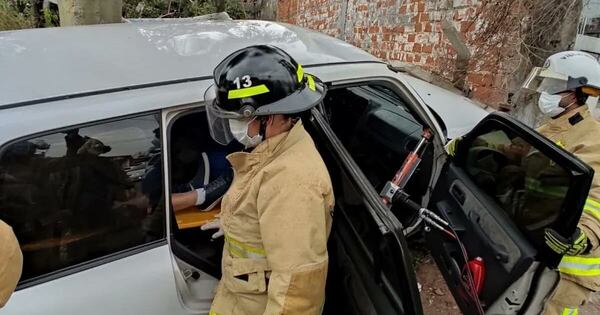 La Nación / Bomberos alertan sobre accidentes domésticos y viales en días santos