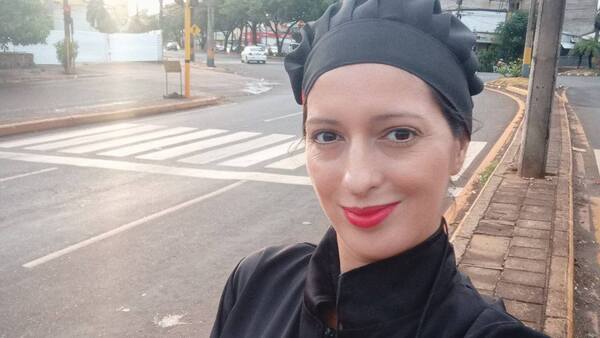 Vendedora de sándwiches casi es estafada por falsa amiga que le pidió recibir encomienda