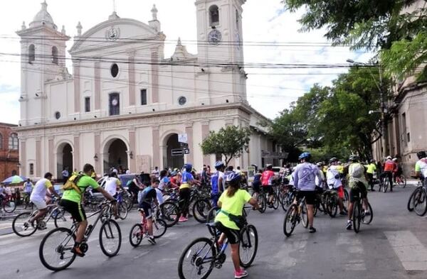 Semana Santa sobre ruedas: tradicional visita a las siete iglesias en Asunción