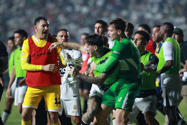 Popular / Triki rompió el invicto del Decano en partido con final caliente
