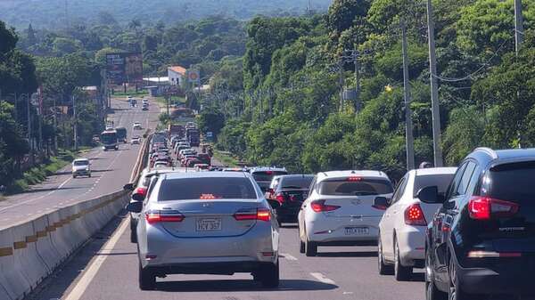 Calvario en la ruta: larga cola en el peaje de Ypacaraí marca el Jueves Santo - Nacionales - ABC Color