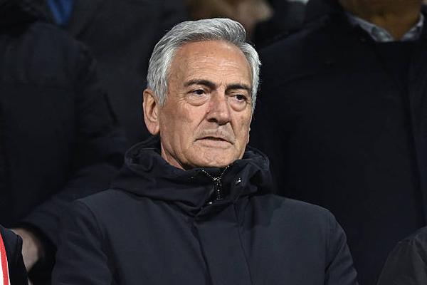 Renunció presidente de la Federación italiana tras otro fracaso de la selección