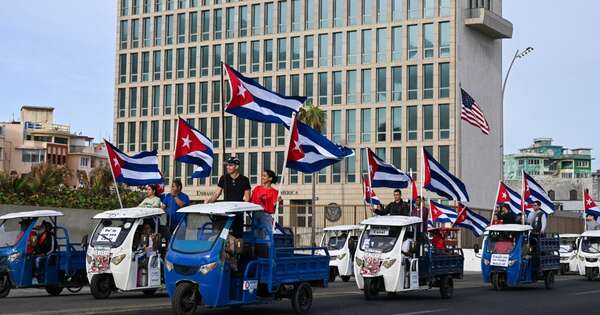 La Nación / Cubanos se manifiestan frente a la embajada de EE. UU. exigiendo fin del bloqueo
