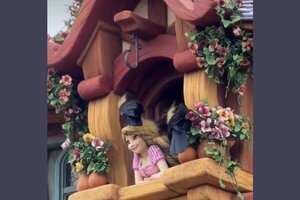 Popular / (VIDEO) ¡Dionoguarde! Cuervos atacaron a la princesa Rapunzel en Disneyland