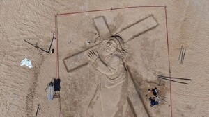 Imponente escultura de arena de Jesús en Carmen del Paraná, atractivo turístico de Semana Santa