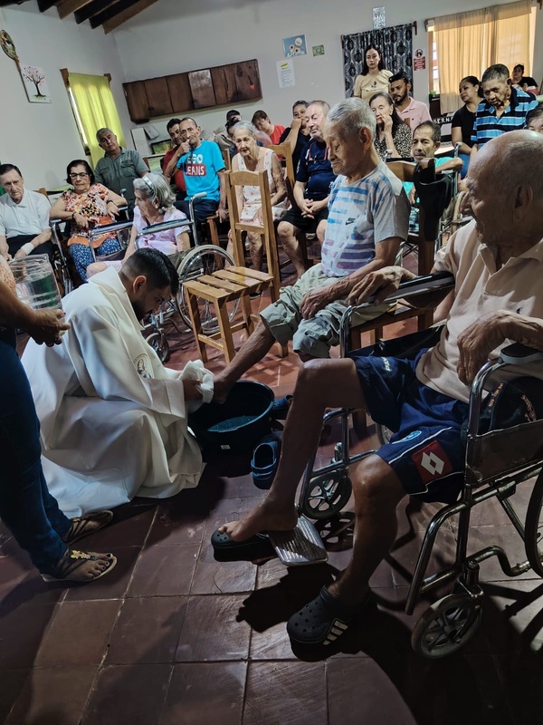 Emotiva misa y lavatorio de los pies en el Hogar Mons. Emilio Sosa Gaona - Concepción al Día