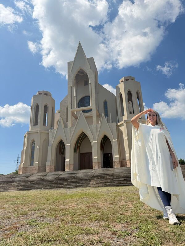 Popular / ¡Ainara Ávalos aprovechó días santos para rezar!
