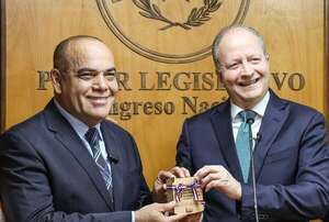 Tras sus “sobresueldos” y “aumentazos”,  Bachi dice que Valdovinos sale por la “puerta grande” - Política - ABC Color