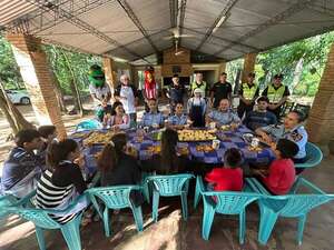 “Chipa apo policial”: agentes de Guairá llevan tradición y solidaridad a niños y adultos mayores - Nacionales - ABC Color