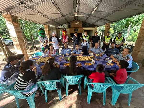 “Chipa apo policial”: agentes de Guairá llevan tradición y solidaridad a niños y adultos mayores - Nacionales - ABC Color