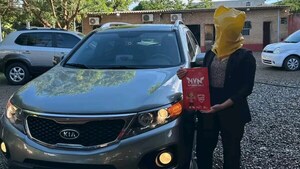 ¿Así luego? Posó con auto nuevo pero tapó su cara con hule por miedo a sus cobradores