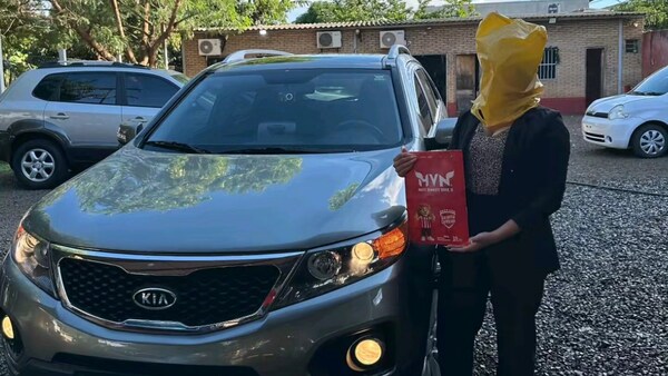 ¿Así luego? Posó con auto nuevo pero tapó su cara con hule por miedo a sus cobradores