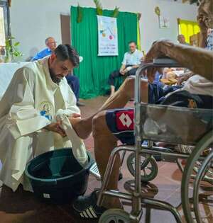 Jueves Santo: lavatorio de los pies en el hogar de ancianos de Concepción  - Nacionales - ABC Color