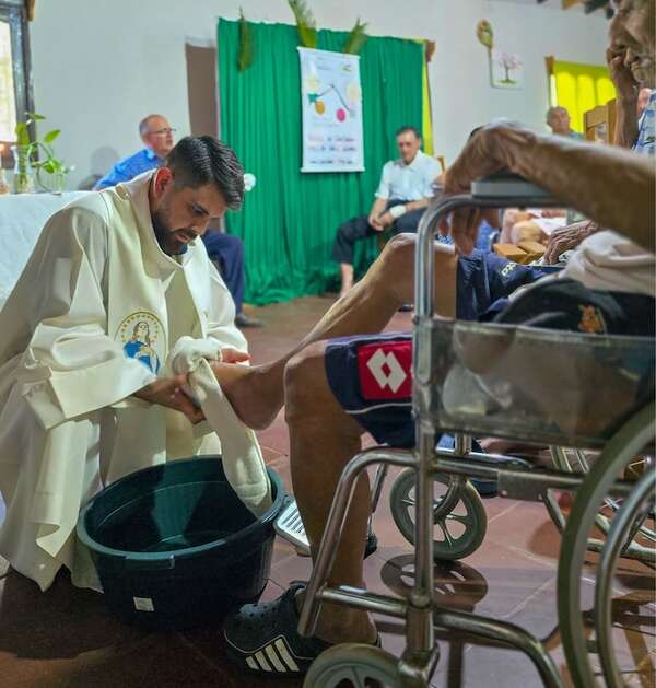Jueves Santo: lavatorio de los pies en el hogar de ancianos de Concepción  - Nacionales - ABC Color