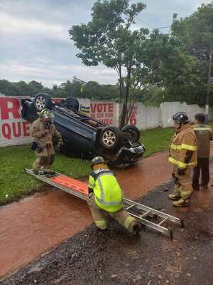 Aparatoso vuelco con suerte en medio del temporal en Luque - Policiales - ABC Color