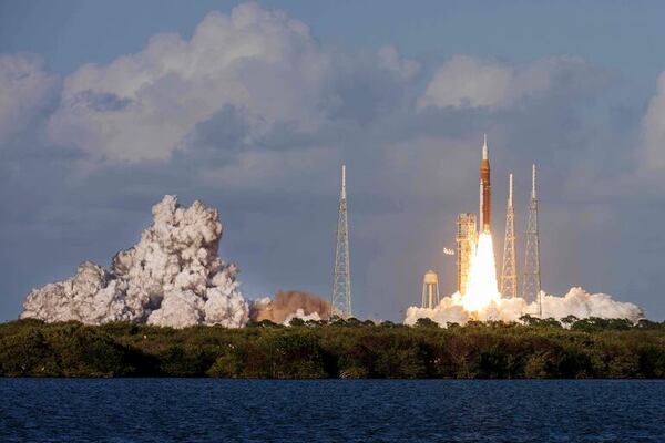 La NASA confirma éxito de la inyección translunar de Artemis II pese a incidentes menores - Mundo - ABC Color