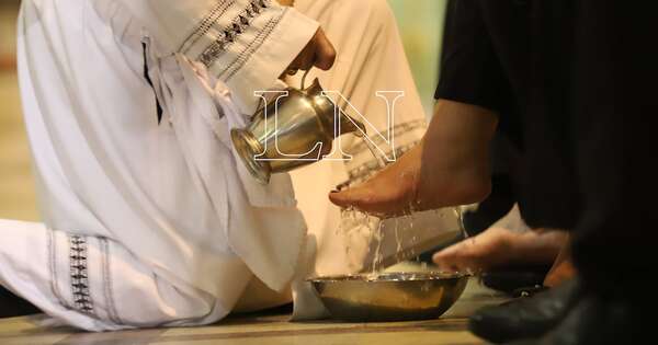 La Nación / Cardenal Martínez llama a vivir la fe desde el servicio y la humildad en Jueves Santo