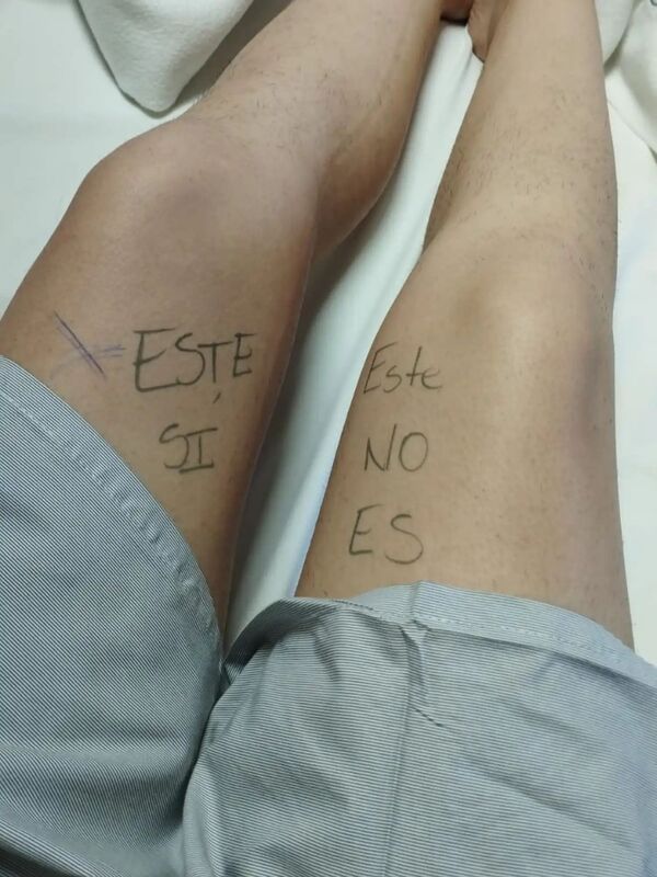 Por si acaso, doctor: paciente se señala la pierna correcta antes de la cirugía