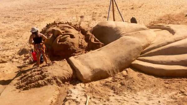 Carmen del Paraná: gigantesca escultura en arena de Cristo Crucificado en playa Ybycuí - Viajes - ABC Color