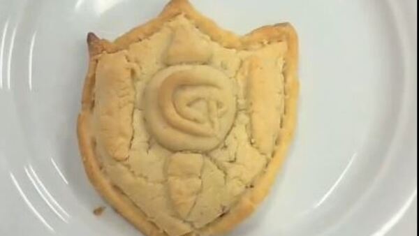 Video: Chipa con escudo de Cerro, el peculiar reto de la embajadora de Reino Unido