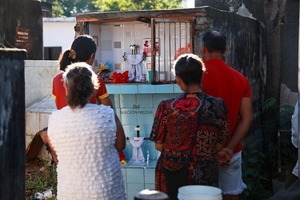 Popular / En Viernes Santo avei visitan a sus difuntos