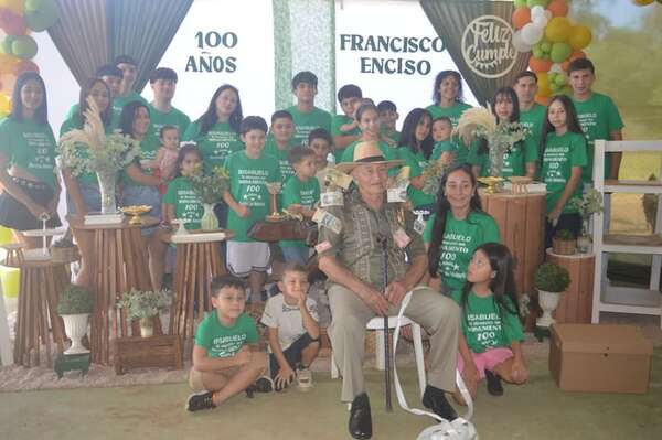 Rodeado de hijos y nietos, don Francisco celebró 100 años en San José de los Arroyos - Nacionales - ABC Color