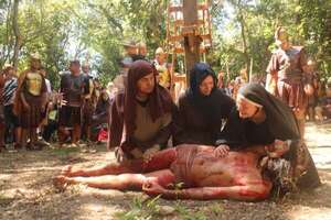 Video: cien actores y 5.000 visitantes dieron vida al impactante vía crucis en Atyrá - Nacionales - ABC Color