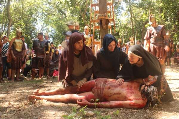Video: cien actores y 5.000 visitantes dieron vida al impactante vía crucis en Atyrá - Nacionales - ABC Color