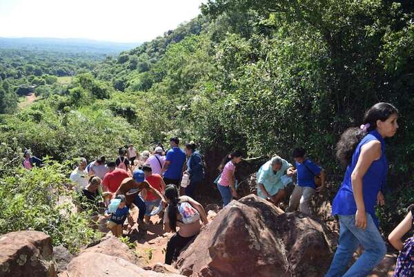 Cerro Jejupí: tradición ancestral de fe y esperanza que convoca a miles fieles en Yaguarón - Nacionales - ABC Color