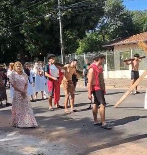 Popular / Conductora de Ventaneando Py se sumó a la tradición de fe en su barrio