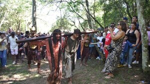 Atyrá: Una multitud ascendió al Kurusu Cerro para acompañar la Pasión de Jesús