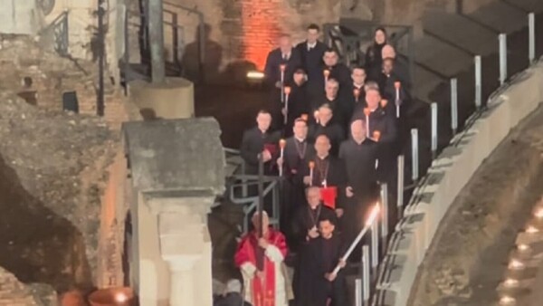 León XIV llega al Coliseo para su primer Vía Crucis de Viernes Santo y cargar con la cruz