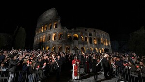 El Papa León XIV recupera la tradición de portar la cruz en multitudinario Vía Crucis en el Coliseo
