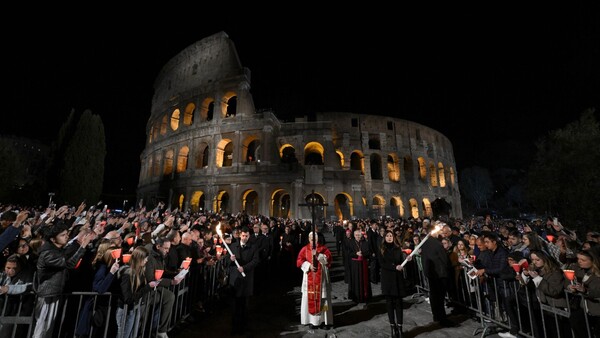 El Papa León XIV recupera la tradición de portar la cruz en multitudinario Vía Crucis en el Coliseo