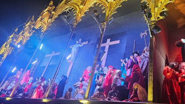 Un espectáculo de arte y fe: Tañarandy se ilumina con un retablo gótico con más de 60 artistas