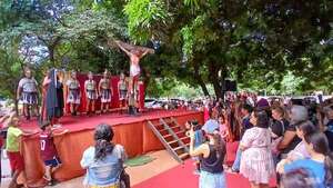 Grupo Crisma y cadetes de la Policía Nacional reviven el viacrucis de Jesús camino al calvario - Nacionales - ABC Color