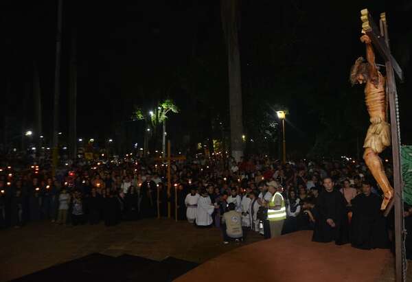 Fe y devoción marcaron el Viacrucis Mayor de Hernandarias - ABC en el Este - ABC Color